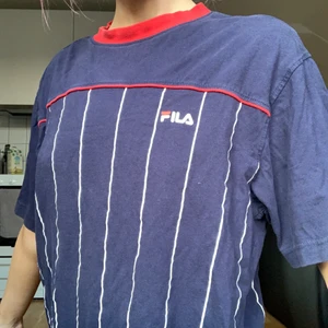 Vintage Fila t-shirt  - Köpt secondhand, inga fläckar. Storlek L, men sitter snyggt oversized om man är mindre än så! 