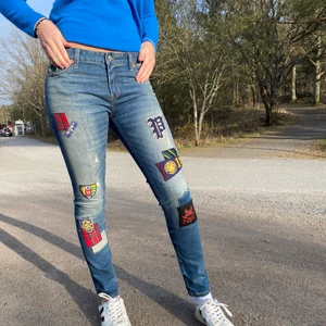 Ralph Lauren Jeans - Ralph Lauren Jeans med jättecoola patches på. Lågmidjade och asbra passform. Från barnavdelning st 16 år men passar upp till st 36. 