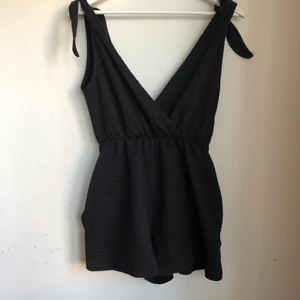 Byxdress playsuit svart somrig  - Fin kort byxdress till sommaren! Perfekt till både stranden och en utekväll 
