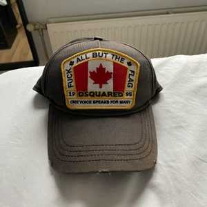 Dsquared2 keps - Dsquared2 keps. Säljs lite billigare pga solblekt. Kan mötas och fraktas. Frakt 60kr