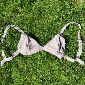 Bikini - Hej! Jag har rensat lite bikinis som inte kommit till användning, kolla gärna in de andra oxå! Denna e från hm  och har reglerbara axelband. Själva kupan skulle jag säga är A/B ungefär. Bikinins storlek är S! Frakt tillkommer! 🚚 📦 