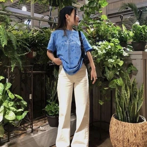 Vita Levi’s byxor - Säljer dessa vita Levi’s byxor. Nypris 1199kr och säljer nu för mindre än häften. De är lite för korta för mig som är ungefär 168cm lång. De är bara lite förkorta ungefär 3-4cm(första och andra bilden är lånad). Använd fåtal gånger och är i nystick. De är straight leg fit och är hög midjade. Skriv om ni vill ha fler bilder🤍. De skickas med postnord!