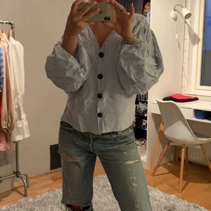Blus  - Härligt blåvit randig blus från Zara, puffiga ärmar 💕 sotr i storleken 