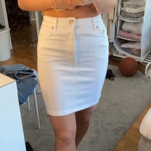 Jeanskjol  - Säljer denna vita jeanskjol, sällan använd men riktigt fin nu till sommaren! Köparen står för frakt:)