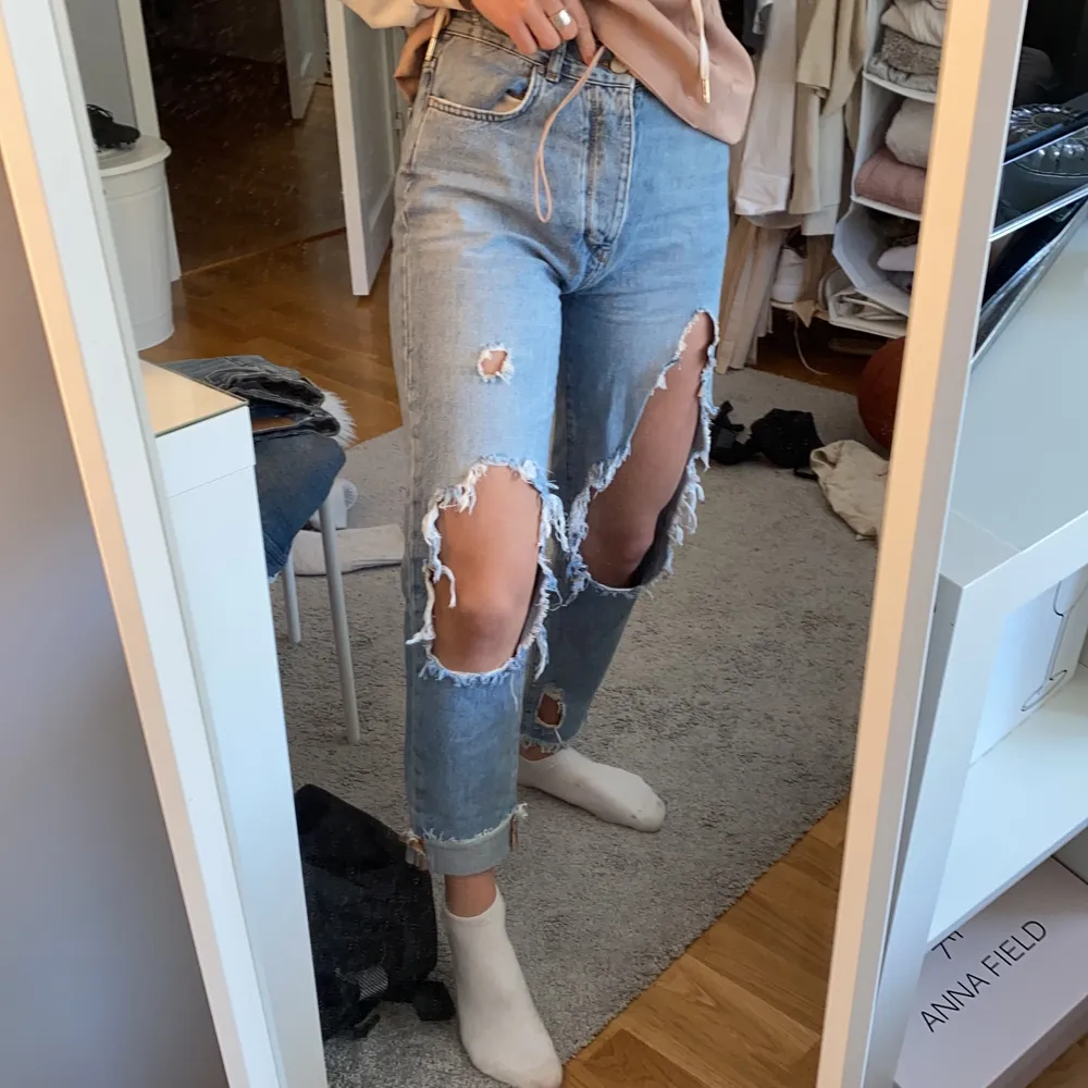 Säljer dessa coola jeans då det inte riktigt är min stil, men riktigt snygga nu till sommaren!!🤩  stolek S. Jeans & Byxor.