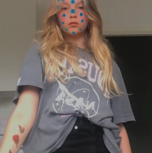 Jättefin Nasa T-shirt 30 kr - Stolek: S färger: rosa, vit, grå och svart.                    Använd några gånger👌