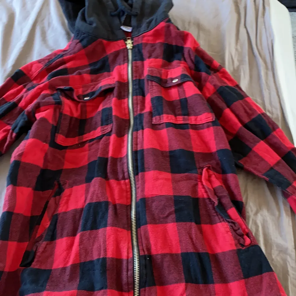 En skjortjacka som är röd som man kan ha som jacka, kofta och tröja 🥰 i mycket bra skick och finns inte kvar att köpa på hm ❤️ i storlek 34 . Jackor.