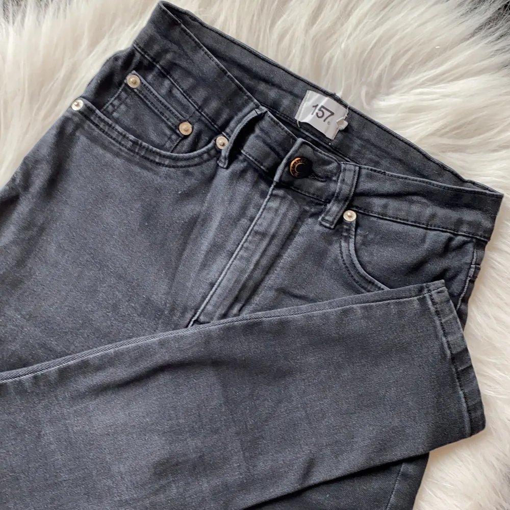 Gråa jeans från lager 157 i storlek s , inte speciellt stretchiga och inte super långa i benen utan de är normal långa. Modellen snake ⚡️💞🤪 frakt pris tillkommer ( säljer pga inte min stil) . Jeans & Byxor.