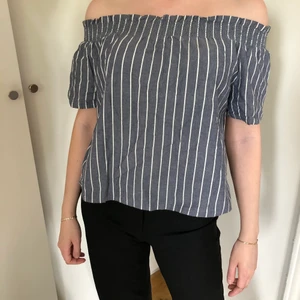 Off shoulder randig topp - Från Gina strl 36. Använd 2 gånger. 