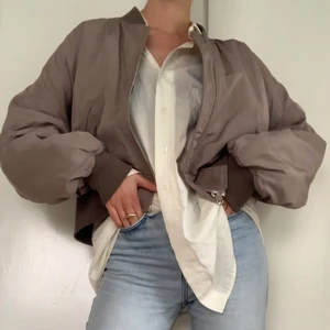 Bomberjacka XL - En bomberjacka från Zara i strl XL, den är ganska kort och har en perfekt oversized passform på mig som är XS-S. Använd sparsamt! Färgen är supersnygg grå/grön. FRAKT tillkommer från 66 kr. 