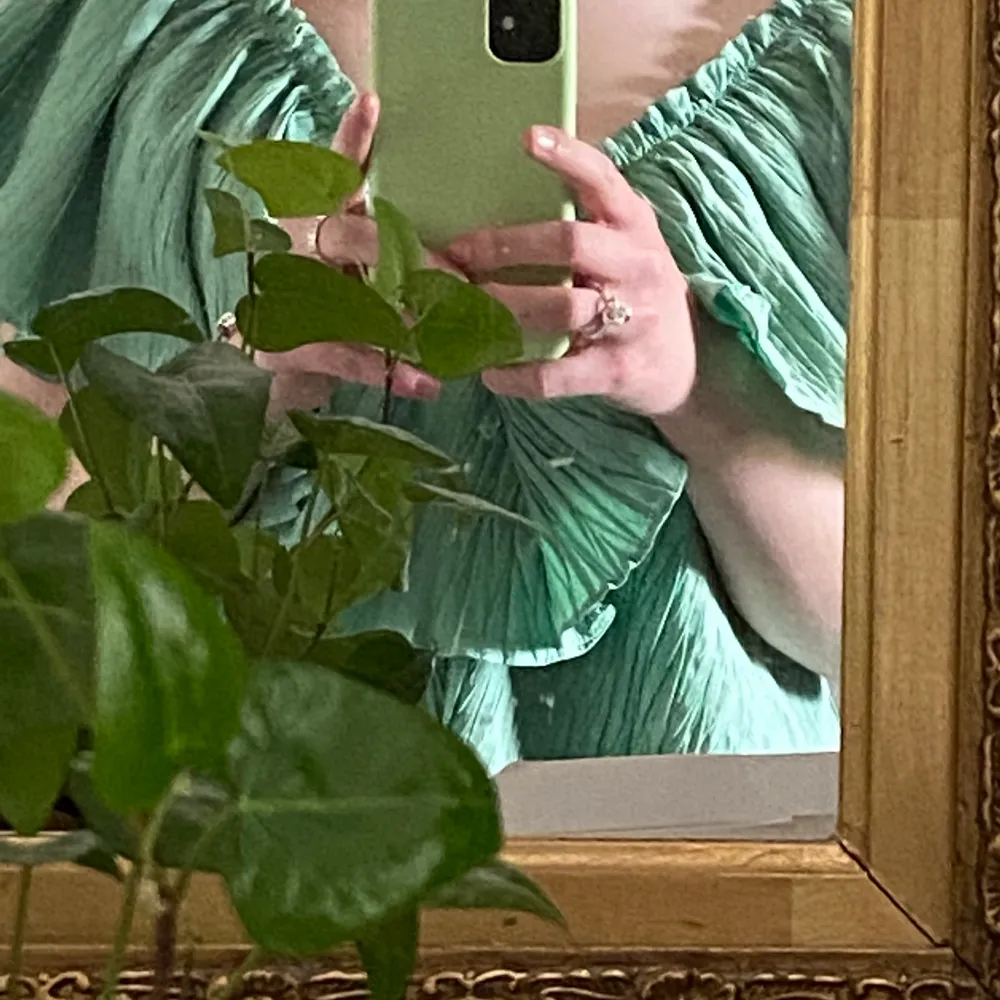 Jättefin grön klänning med volang i kragen och v-ringning i både bak och fram💚🌵 . Klänningar.