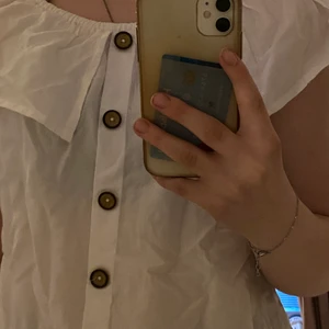 Fin blus i bra skick!  - Fin blus från Kappahl, kommer tyvärr inte till användning längre och ändats använd några få gånger. Storlek 158/164. Lite stor i storleken så har man en storlek större kan man nog ha denna. Orginalpris: 200kr Frakt tillkommer✨