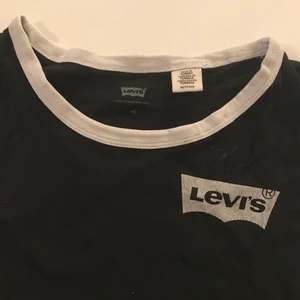 Levis t-shirt - Svart T-shirt med vita delaljer