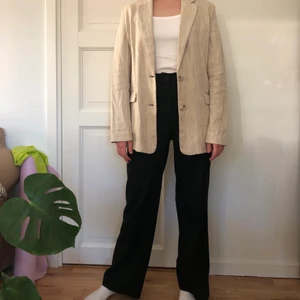 Kavaj  - Helt oanvänd beige linnekavaj från Bershka i strl S