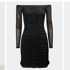 Svart klänning - Svart klänning från bikbok, aldrig använd så den är i helt nytt skick, den sitter tight och formar kroppen jätte fint, köpte från bikbok och drog av lappen men fick ingen chans att använda den 💗