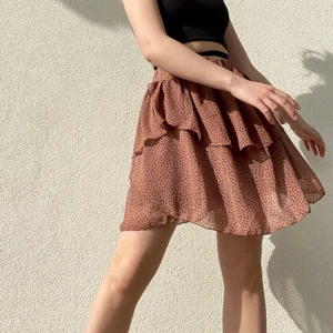 Beige kjol - En beige/brun kjol med svarta prickar på. Superskön nu till sommaren! Aldrig kommit till användning och ligger tyvärr o dammar i garderoben!  