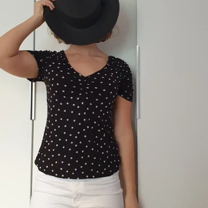 H&M topp, storlek L - Svartvit topp med V ringning. Storlek L OBS ❣liten i storleken❣ 100% Viskos. 