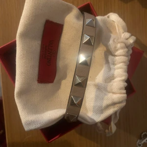 Valentino - Säljer mitt armband från valentino! Allt på bilden ingår, armbandet är bra skick förutom ett litet märke där jag brukar spänna det💓 skriv för fler bilder