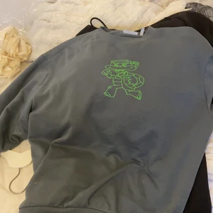 Blå tröja  - Köpte denna på weekday för 500💗, säljer pga har ingen användning av den. Har alltså knappt använt. Den är hur mjuk som helst. Figuren är en ninja turtle en lite roligare version bara. XS men sitter som S + ganska baggy 😋(kan gå ner i pris) 