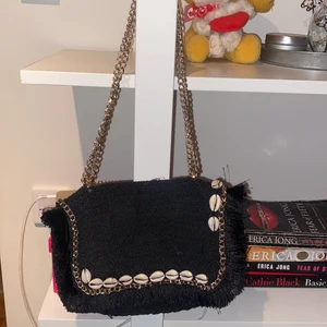 Väska  - Säljer denna super fina somriga väska som är helt slutsåld på Zara. Säljer för 300kr 