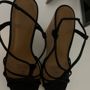 Klackskor - Snygga klackskor med snören framtill