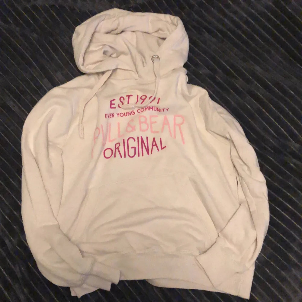 Säljer denna vita hoodie från pull&bear för 100kr i storlek S men skulle också passa för M. Köparen står för frakten. Kontakta gärna om du är intreserad eller om du har några frågor.💞. Hoodies.