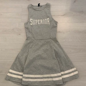 Klänningar 50kr/st! - Grå: från divided st 36                                                                               Ljus blå: från divided st 34                                                     Marinblå: st s/m