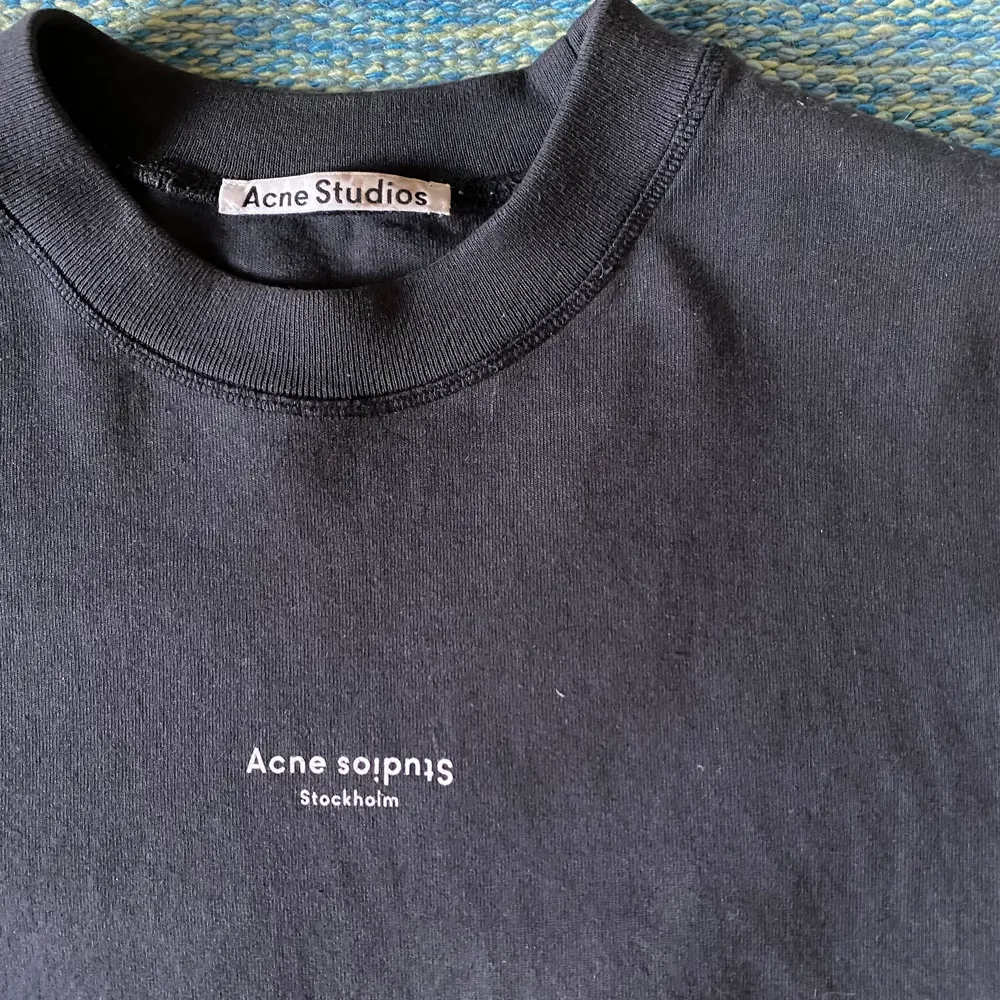 Gör mig av med en svart T-shirt från Acne Studios i väldigt bra skick utan några defekter eller liknande. Är använd ungefär 5 gånger. Storleken är XS men oversized i modellen. . T-shirts.