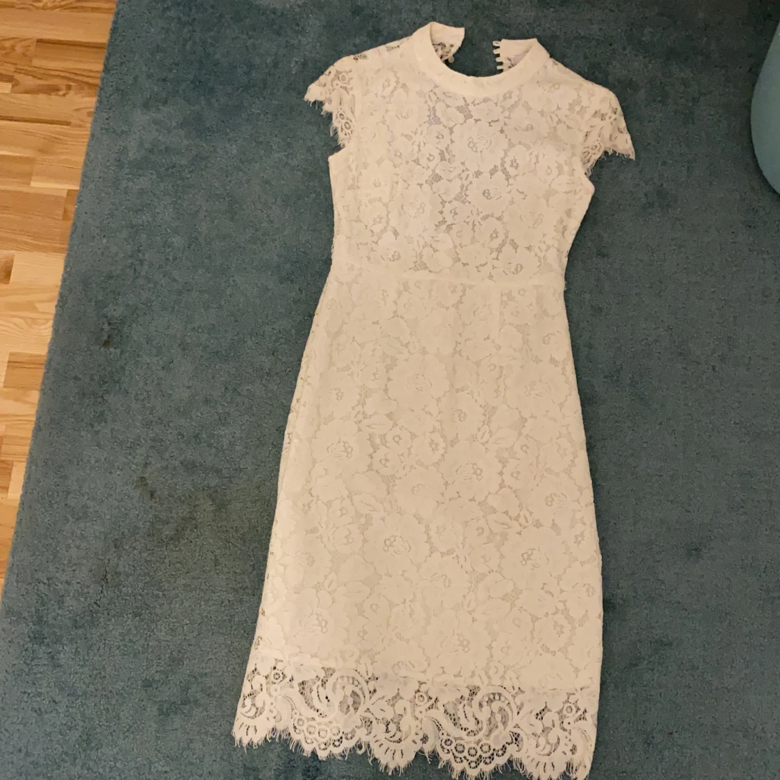 jättefin vit  klänning