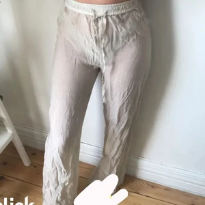 Strandbyxor Missguided - Köpta här på Plick bara testat på hemma!!! Säljer dem för att de var lite förstora på mig!! Annars sjukt bekväma å söta starndbyxor från missguided! Storlek 34!❤️❤️❤️
