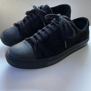 Axel Arigato black suede - Svarta Axel Arigato-skor. Knappt använda, skick 9/10. Storlek 40, originalpåse medföljer.