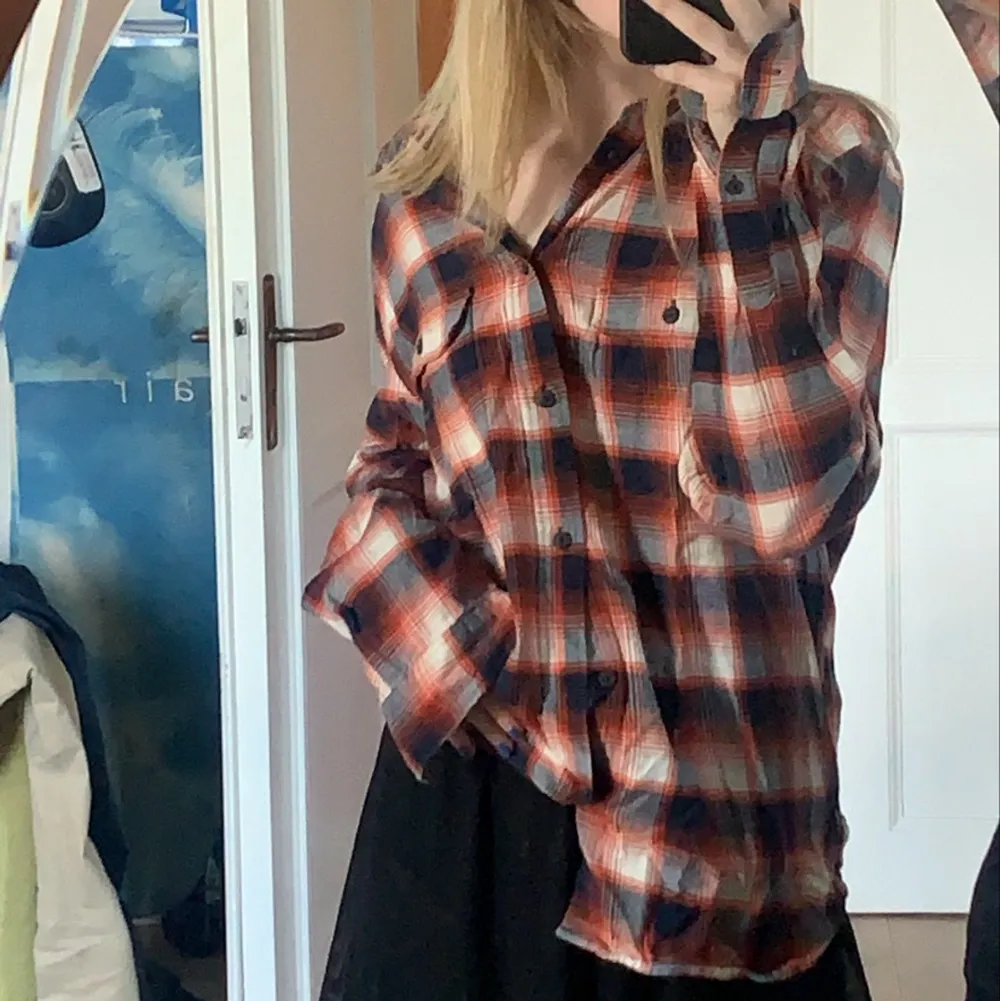 Köpte denhär fina skjortan från herravdelningen tidigt förra sommarn🙌🏼Passar super bra till kalla sommarnätter men också för vintern/hösten då det är ett lite tjockare material💖Säljer då den inte kommer till användning längre, brukade användas som en jacka💋frakt tillkommer. Paidat.