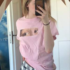 Fin rosa tshirt som är perfekt till sommarn!☀️Köpte den förra sommaren men knappt använd, den är i st S men skulle säga att den passar storlekar uppåt så den är mer ”oversized”. Frakt tillkommer