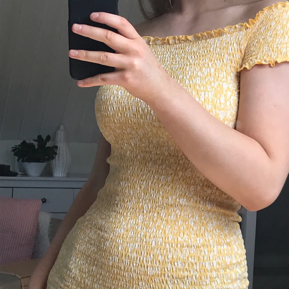 Gul offshoulder-klänning från GinaTricot i stretchigt material. Pris 130kr +frakt 💕. Klänningar.