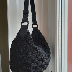 The sak - Jättecool originell virkad väska! Bra kvalité och passar till allt! Mycket gott skick! Kan mötas upp eller frakta❤