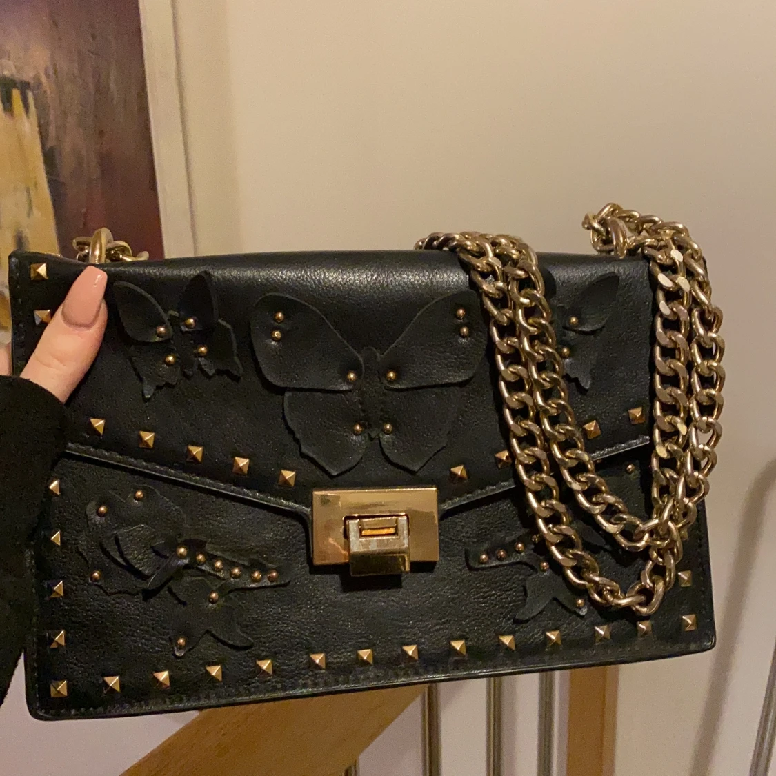 Svart väska med nitar