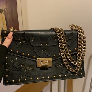 Svart väska med nitar  - En svart väska med nitar som är väldigt lite använd, kommer från mango. 