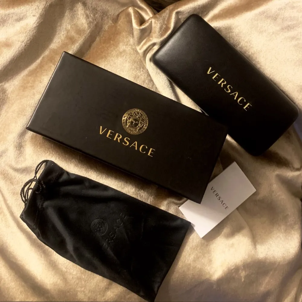 Super trendiga och helt oanvända äkta solglasögon från Versace. Kommer med original box, pouch, äkthetsbevis och fodral. Jätte snygg guldig detalj med loggan på sidorna. Bjuder på frakt vid snabb affär. Accessoarer.