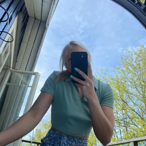 Pastellegrön kroppad t-shirt  - Superfint kroppad t-shorts, knappt använd✨ storlek L men passar även M för en lite lösare fit ✨