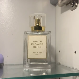 All i am beauty parfym - Jag köpte ivrigt den här parfymen efter att ha hört Johanna och Edwin prata så gott om den i sin podd ursäkta men tyvärr är det inte parfym för mig. Säljer billigt för jag vill bli av med den