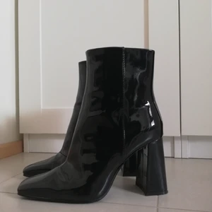 Lackboots från H&M - Snygga klackar från H&M, använda 2ggr! Storlek 40 men ganska smala, så passar mig som har st 39 vanligtvis! Säljs pga kommer inte till användning. Märke på insidan av skorna där jag råkat dra dem lot varandra, men syns inte om man inte kollar efter dem. Frakt ingår i priset!  ✨