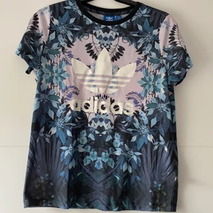 Adidas T-shirt - T-shirt från Adidas i härligt mönster och färger. Kan mötas upp i Göteborg/Nyköping alternativt skicka om kund står för frakt 🌼