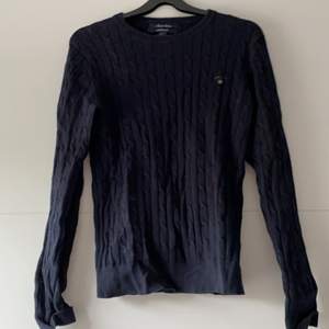 Mörkblå kabelstickad Gant-tröja. Kan mötas upp i Göteborg/Nyköping alternativt skicka om kund står för frakt 🌼