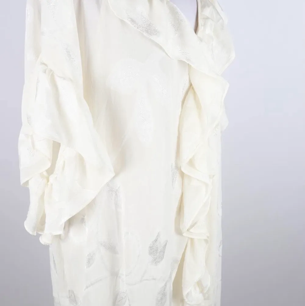 Vacker klänning från H&M. Köpt på Myrornas tradera-auktion. I mycket fint skick, dock aldrig använd (bara testad) av mig pga för stor. Storlek M/L. Klänningar.