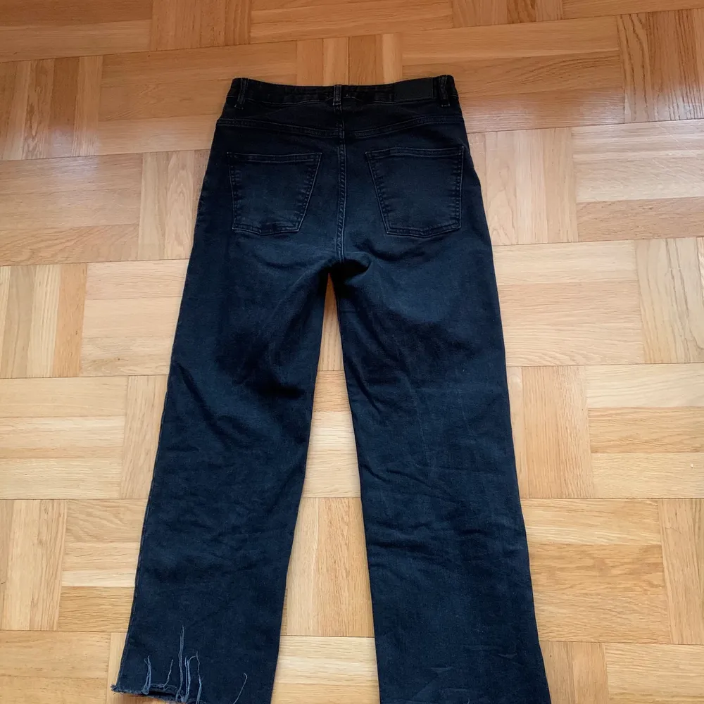 Jeans köpta på lager 157 i modellen ”lane”💕 något urtvättade därav lågt pris i övrigt fint skick. Skriv för fler bilder✨. Jeans & Byxor.