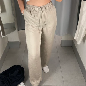 Silkesbyxor från hm  - Superfina silkesbyxor från hm. De är en ljusbeige färg, jätteskönt och ”luftigt” material. Säljer då de sällan kommer till användning. Inte genomskinliga! Storlek S, men skulle säga att de passar mindre och större då man kan justera dom själv i midjan. Slutsålda vad jag har sett. Bud startar på 100 kr. 