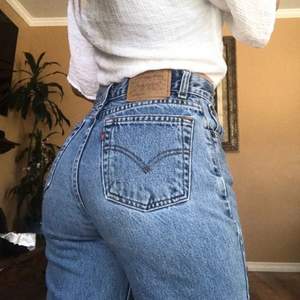 Vintage Levis 501 jeans med låg/medelhög midja✨ Har en liten lapp på rumpan som knappt syns när byxorna är på. Storleken är 31W/32L men skulle säga att midjestorleken är med som en 27🥰