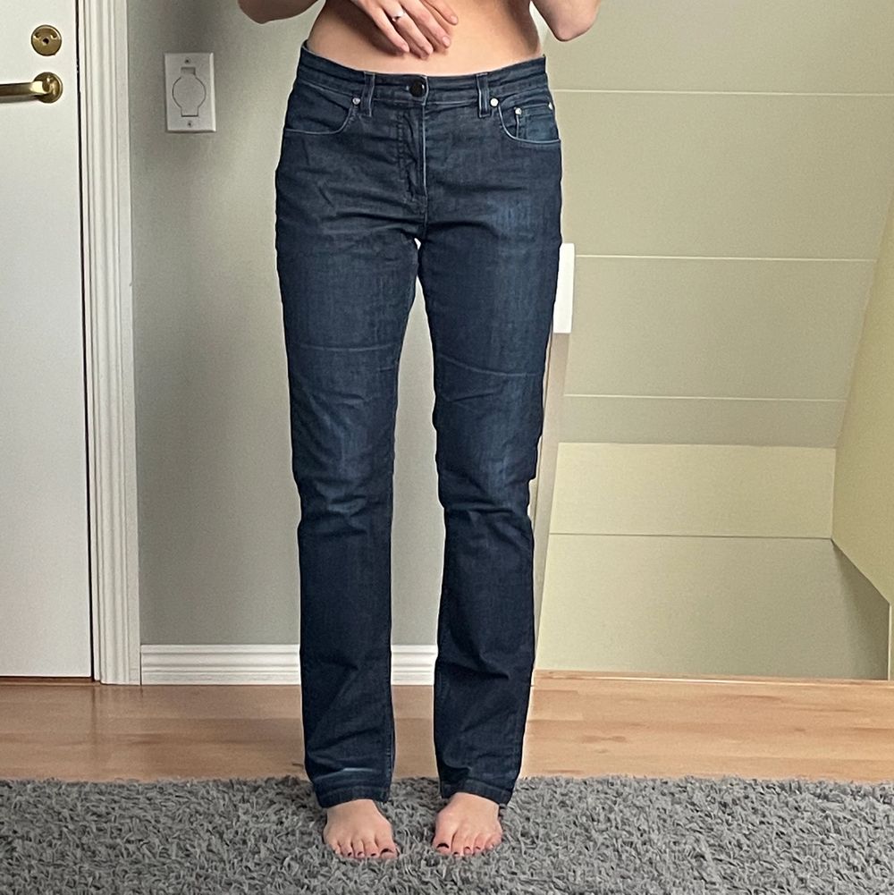 Säljer dessa otroligt snygga och trendiga lågmidjade jeansen från Filippa K. Modell: NIKI BLUE JEANS 🌷 Sitter helt perfekt och är i toppskick!! Längst ner vid båda fötterna finns två ljusare streck (tror det kan bero på strykning), men inget som påverkar jeansens skick i sig. . Jeans & Byxor.