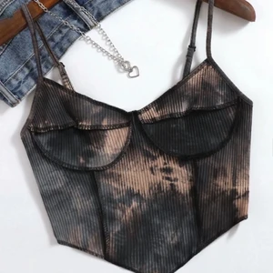 Tie-dye magtröja med neutrala färger - Tvär fin tie-dye tröja säljs💗 Nyligen köpt, inte kommit till användning då den är köpt i fel färg. Den är i storleken xs men är väldigt stretchig och passar även s! Skriv för mer bilder! Pris går att diskutera💗