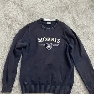 En mörkblå tröja fårn Morris (äkta) orginal pris 3000kr men säljer för 1700kr + frakt. Den är använd några få gånger. Sitter som L